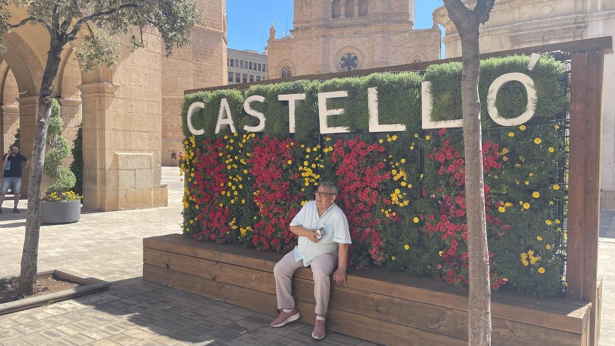 Castelló luce ya el doble topónimo en la plaza Pescadería con la rotulación en valenciano y castellano.