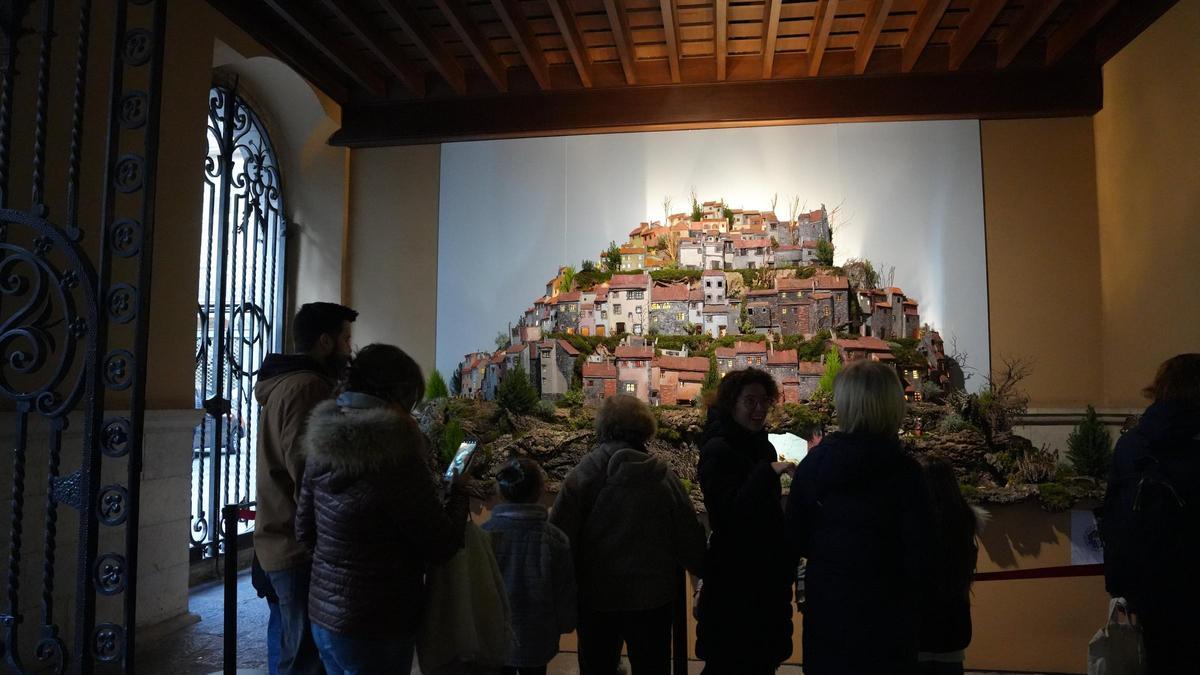 Gent observant el pessebre al portal de l'Ajuntament de Girona.