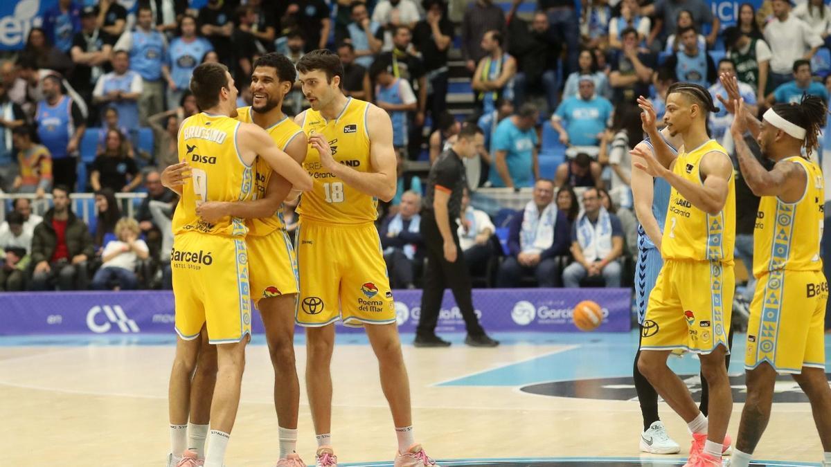 Brussino celebra con Labeyrie y Tobey la victoria del Granca ante el Breogán.