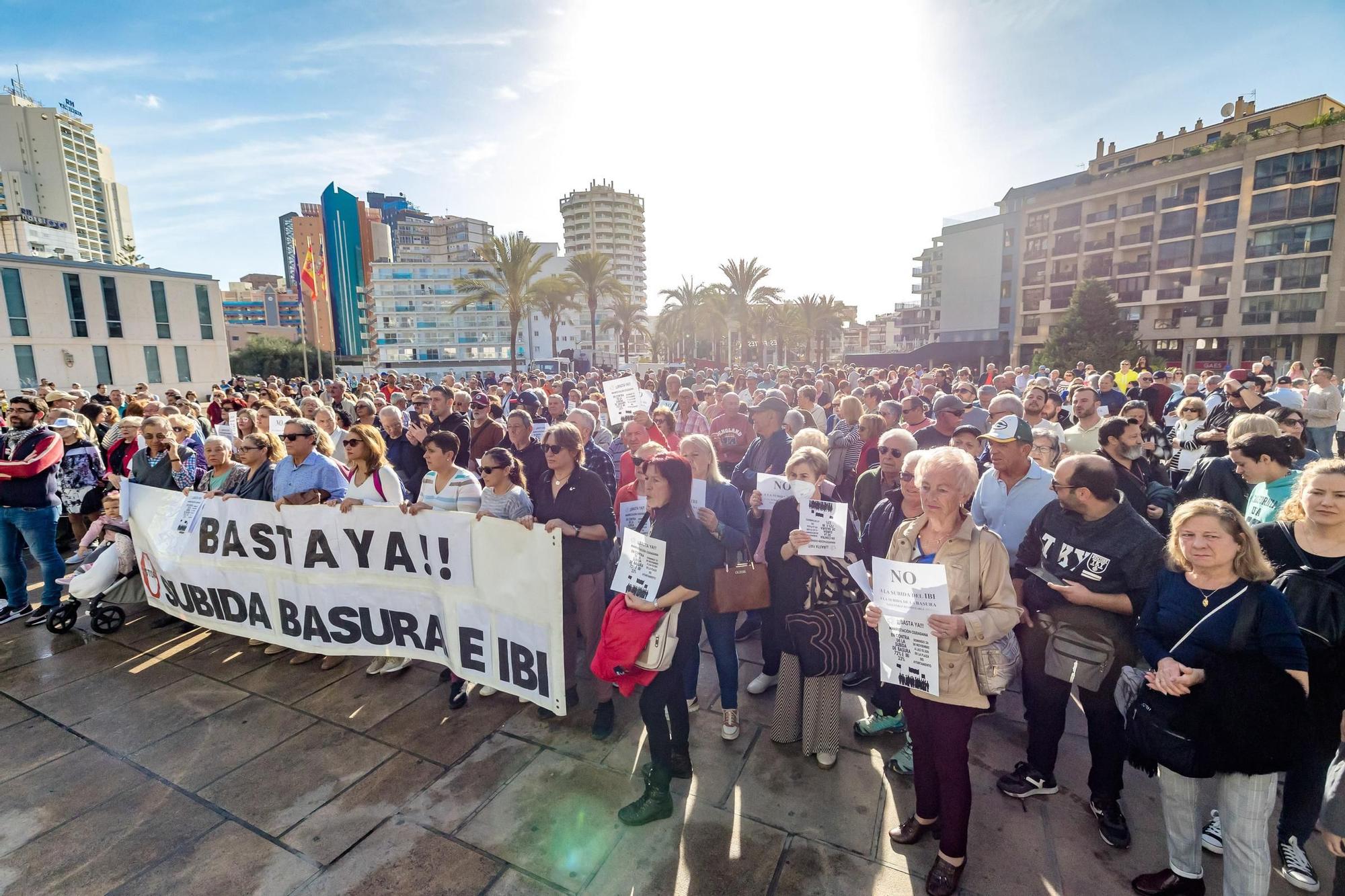 Vecinos de Benidorm se manifiestan en contra de la subida de impuestos de IBI y de la recogida de basuras.