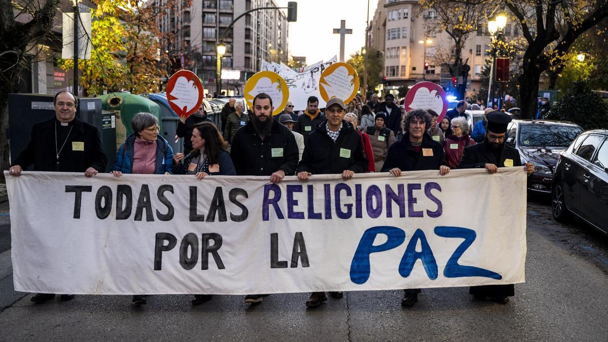 Cáceres recorre las calles del centro en la XXIV Marcha por la Paz