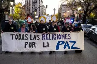 Cáceres recorre las calles del centro en la XXIV Marcha por la Paz