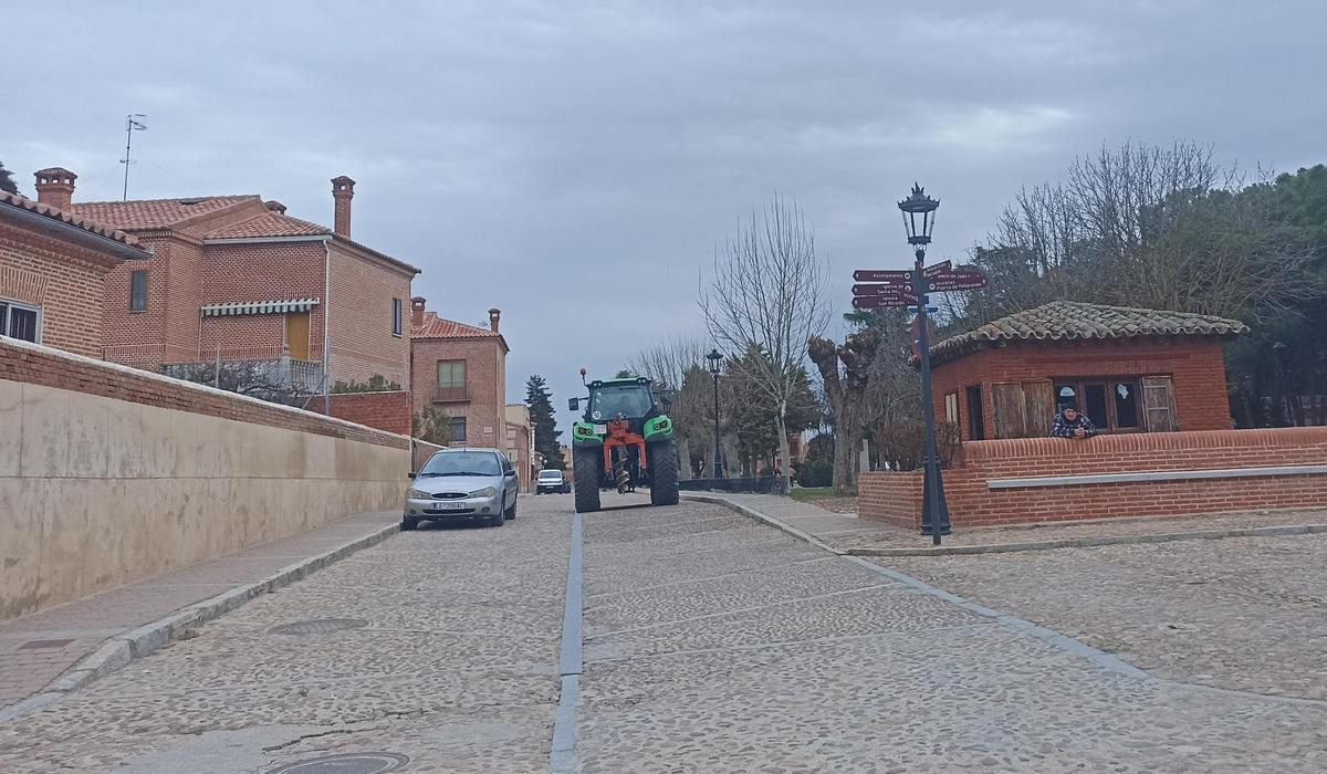 Un tractor pasa por la calle Reyes Católicos del municipio.