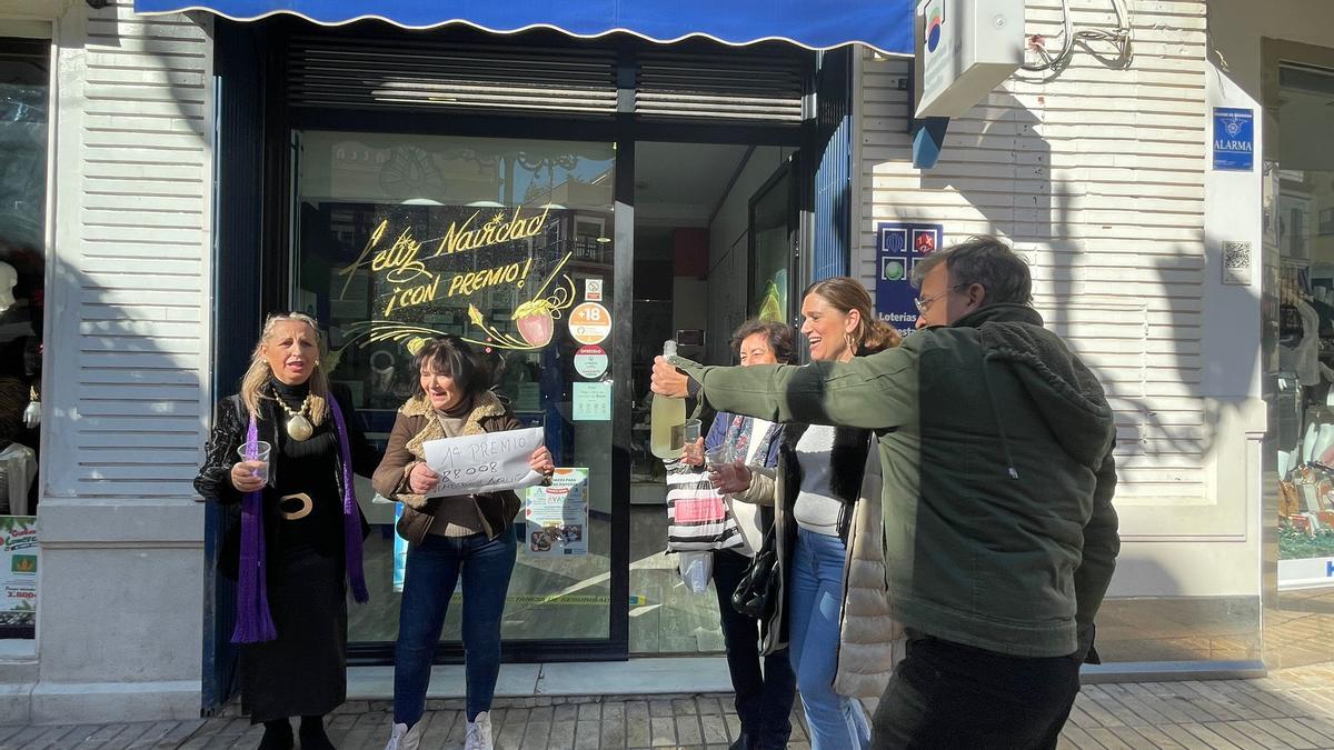 Celebración en la administración de Puente Genil donde se ha vendido el gordo.