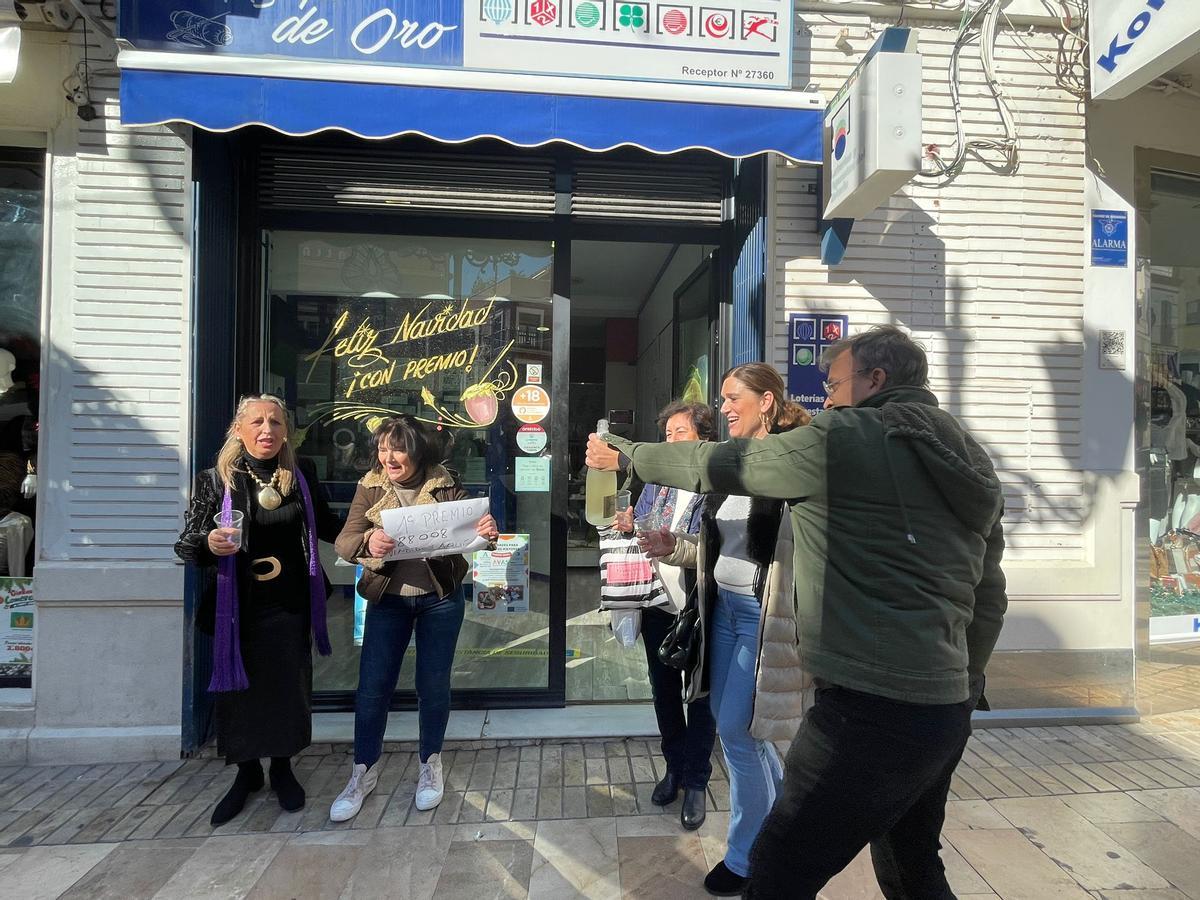 Celebración en la administración de Puente Genil donde se ha vendido el gordo.