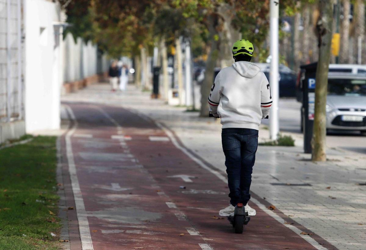 MLG 02-12-2024.-Varias personas utilizan el patinete eléctrico donde desde hoy entre en vigor la obligación de llevar casco