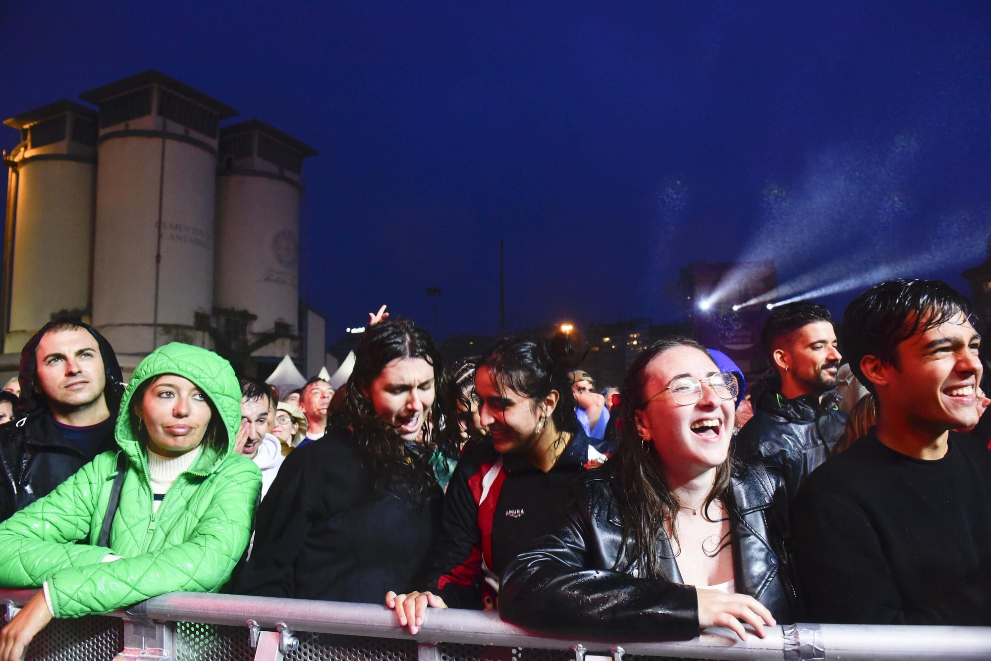 Arde Bogotá muestra su grandeza cantando bajo la lluvia de A Coruña