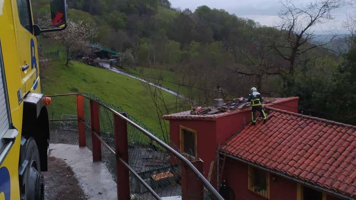 Los bomberos, en plena extinción.