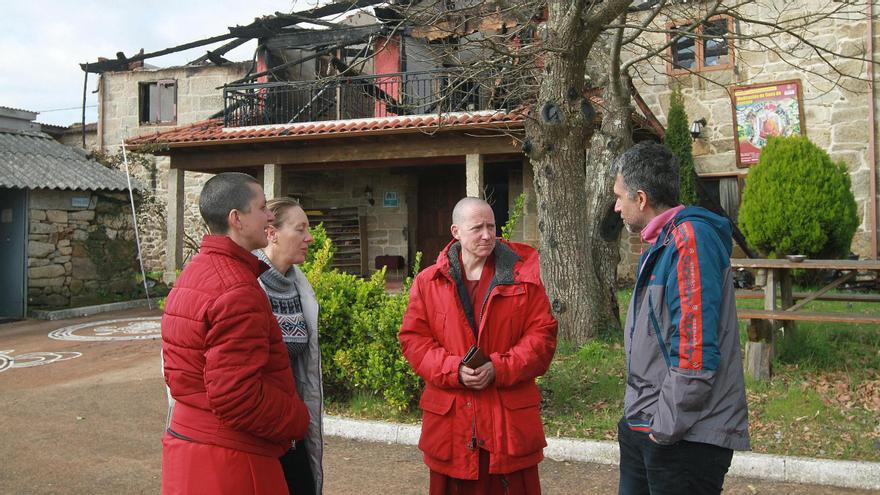 El día después del fuego en el único templo budista de Galicia: “El monasterio no ha desaparecido, es más que el edificio”