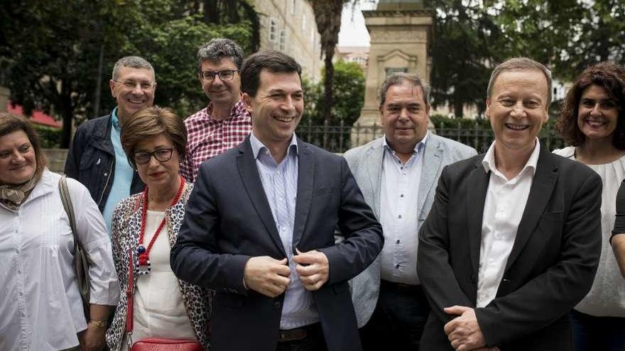 Gonzalo Caballero asistió ayer a la reunión del grupo socialista en la Diputación. // Brais Lorenzo