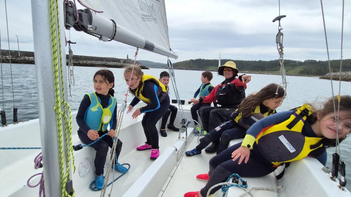 Escolares durante una de las sesiones prácticas de navegación a vela.