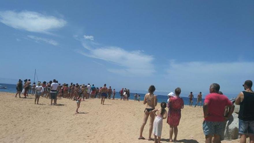 La Guardia Civil desaloja la playa de Tauro