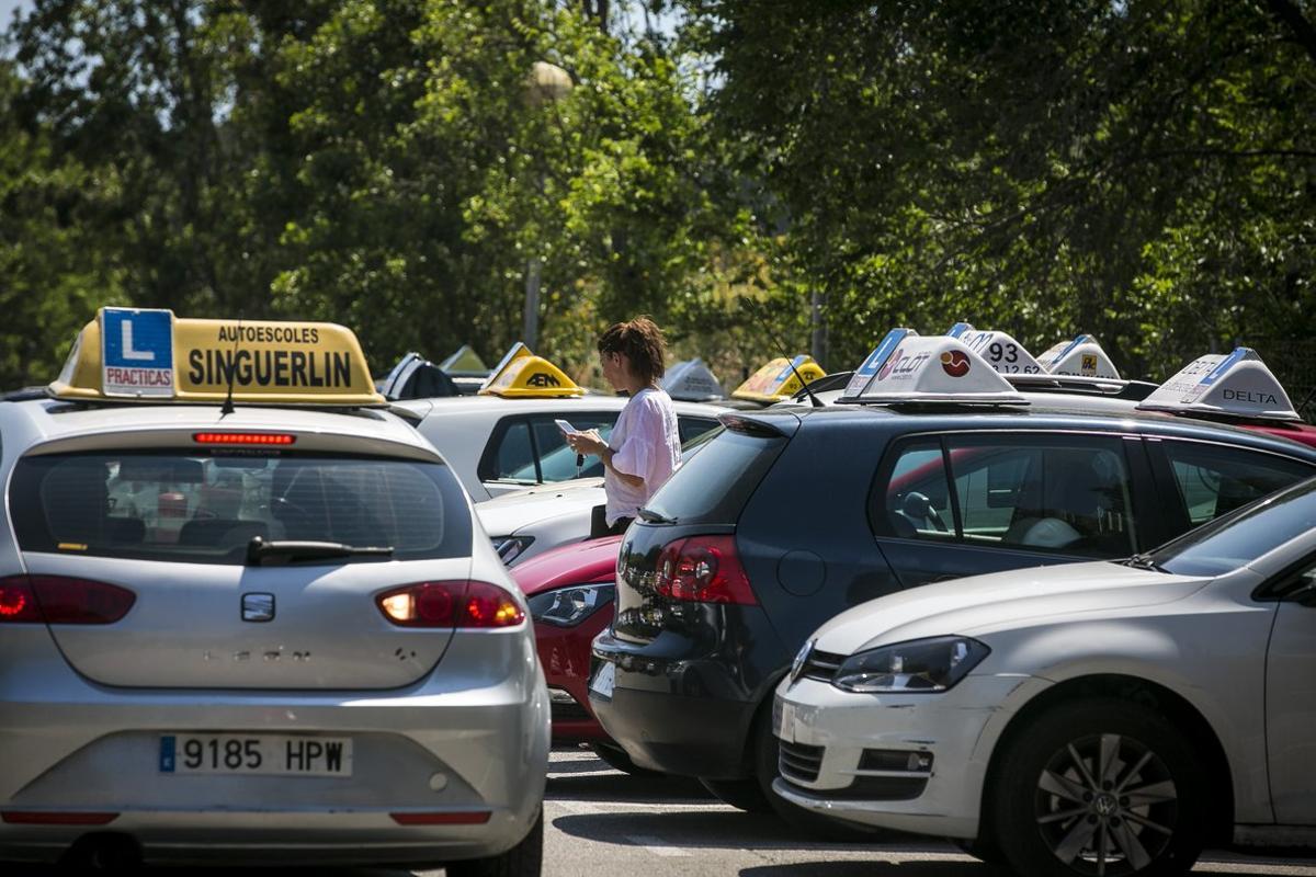 Coches de autoescuelas, en Montjuïc.