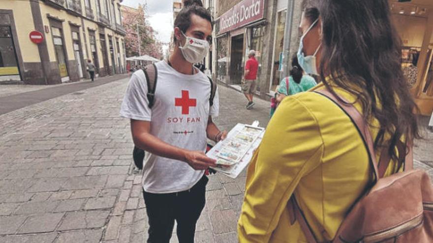 Un voluntario de Cruz Roja vende boletos del Sorteo de Oro.