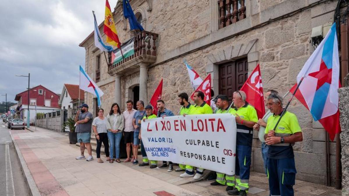 Concentración de los trabajadores de Valoriza ante el Concello de Meis.