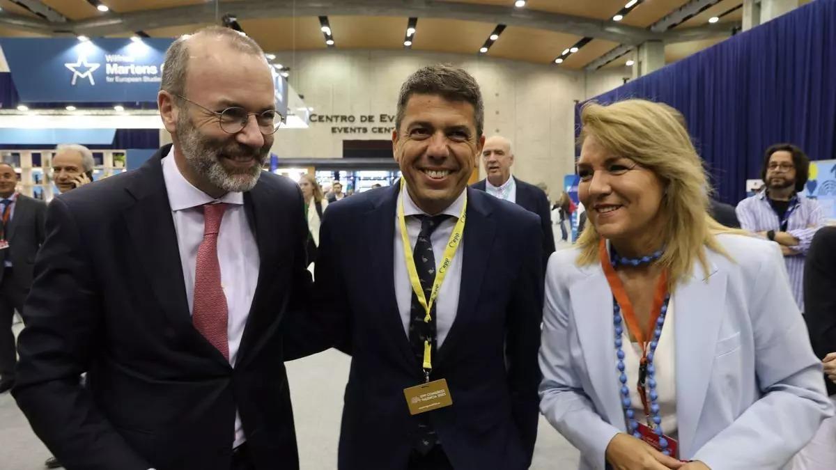 Carlos Mazón y Susana Camarero saludan al presidente del PPE, Manfred Weber.