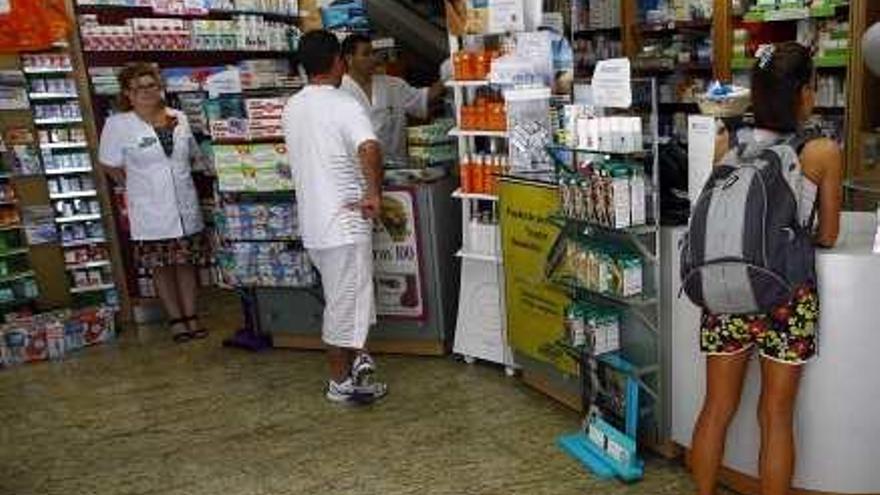 Usuarios de una farmacia de Alicante, en una imagen de archivo.