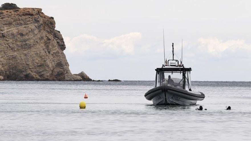 Trabajos de reparación del emisario en la bahía de Talamanca en marzo de este año.