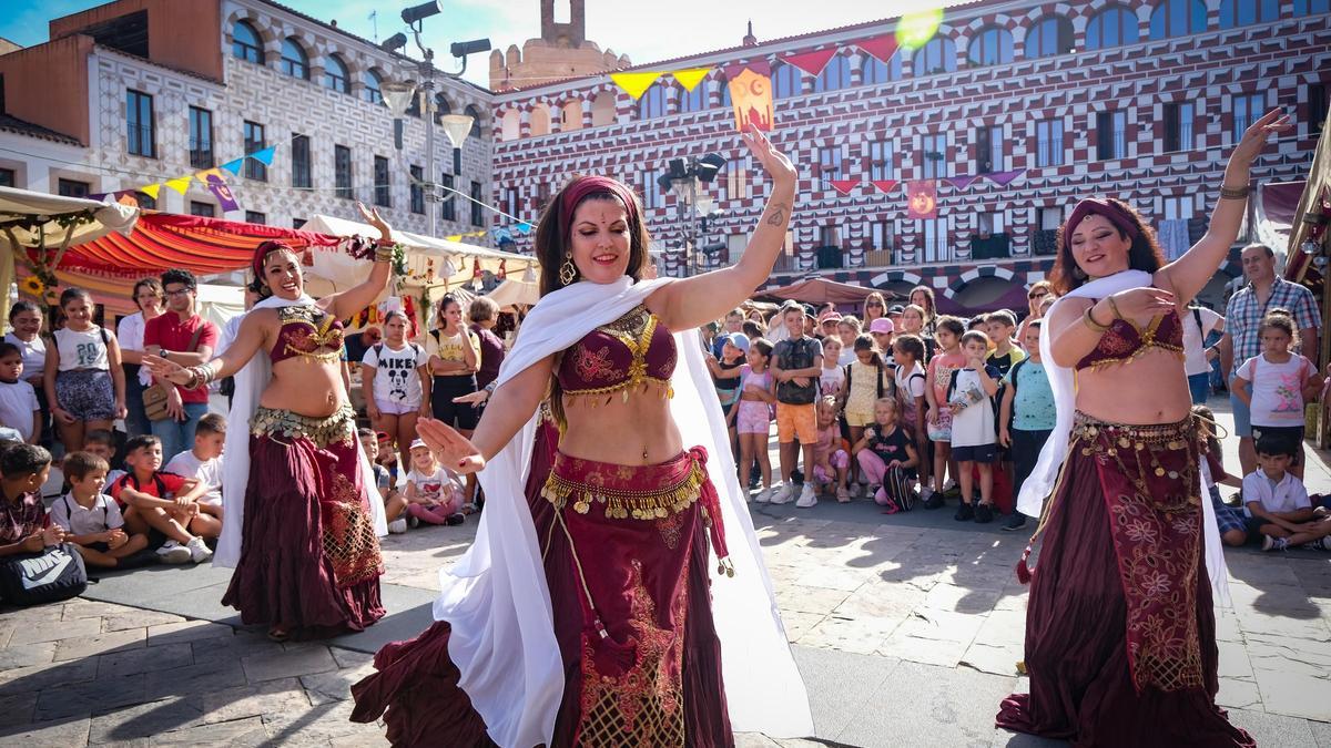 Bailarinas del vientre en una pasada inauguración de Al Mossassa.