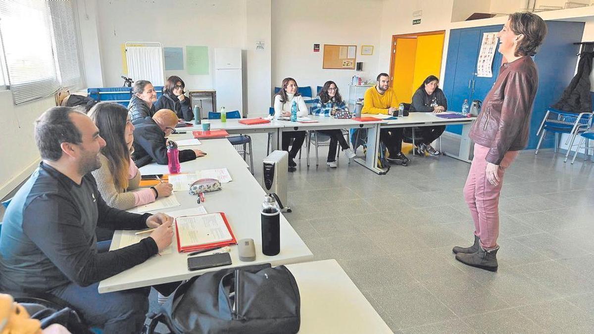 Alumnado en el centro Labora de formación de Castelló, durante uno de los cursos que se imparten para personas que buscan trabajo en la provincia de Castellón.