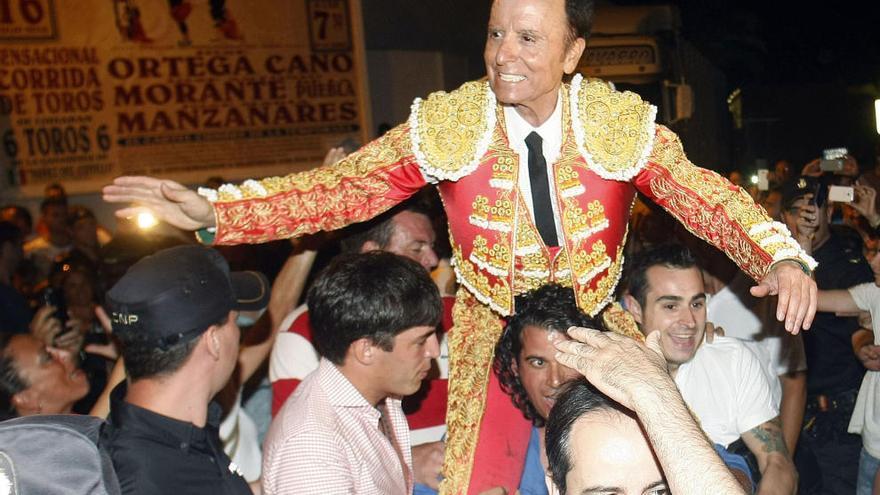 El torero cartagenero salió el sábado a hombros de la plaza de toros de Benidorm.