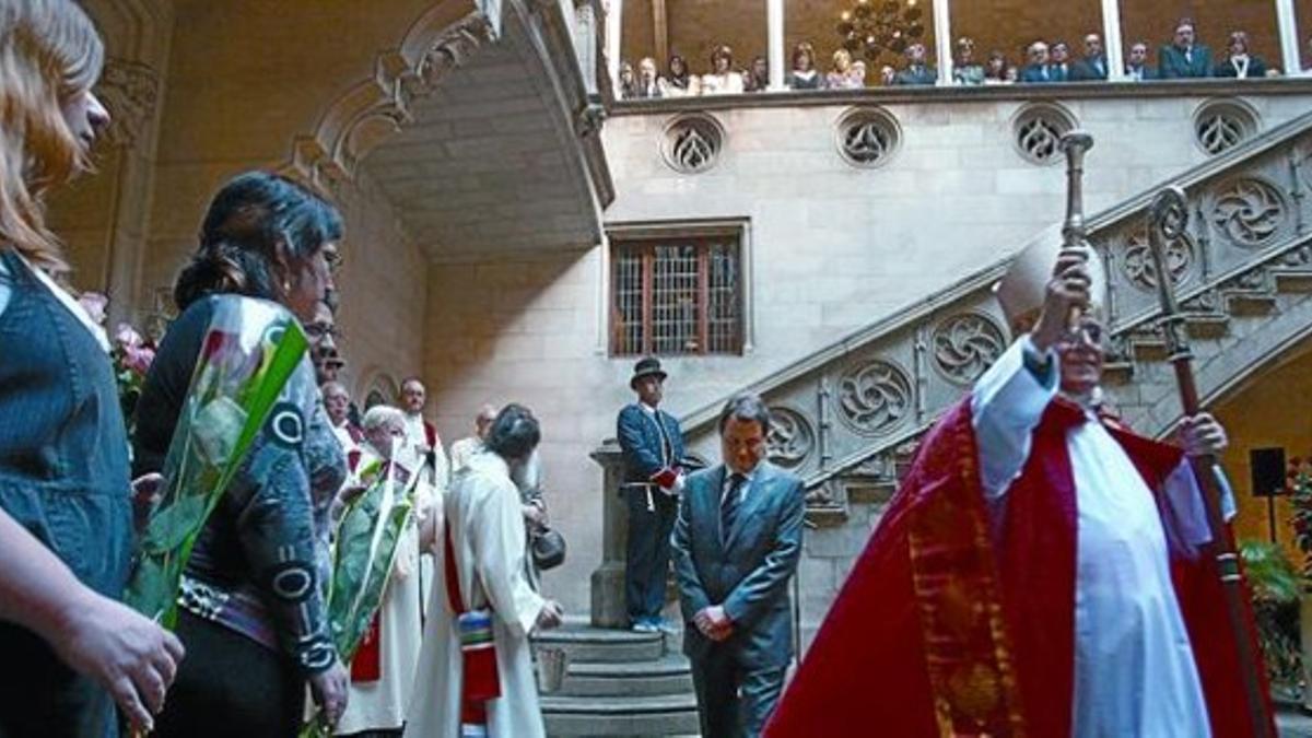 La bendición 8 El obispo de Barcelona bendice rosas de Sant Jordi seguido por el 'president', Artur Mas, ayer, en el Palau de la Generalitat.