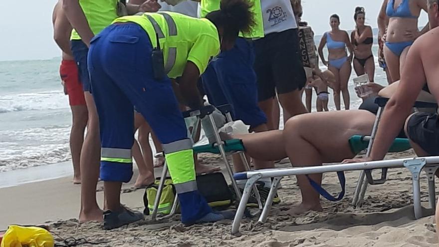 Trasladan al hospital a una bañista tras sufrir la mordedura de un pez en la playa de El Pinet