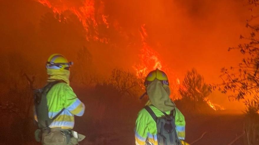 Así son los trabajos de extinción en el incendio forestal de Azuébar