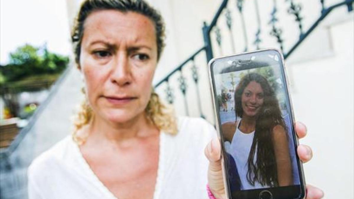 La madre de Diana Quer muestra una foto de su hija, desaparecida desde el 22 de agosto.