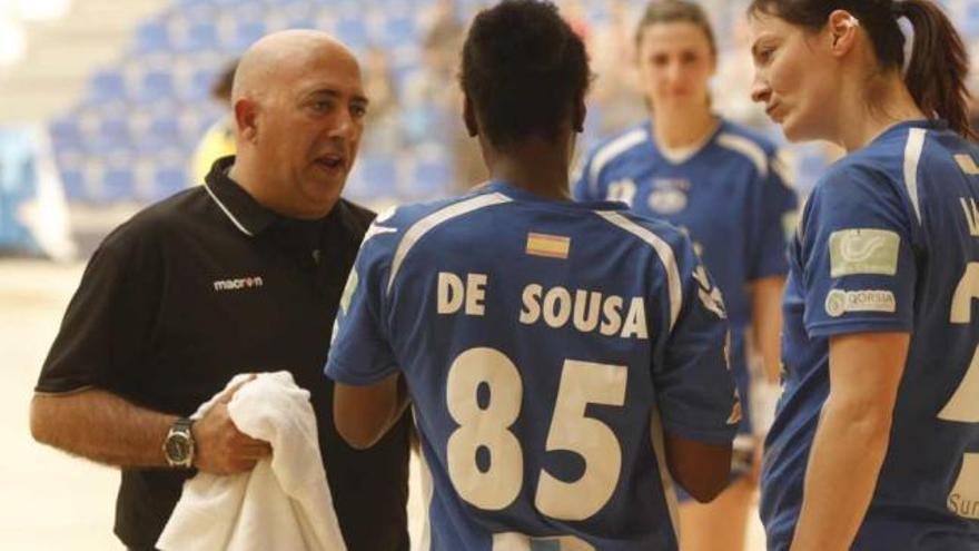 Alejandro Rico junto a dos jugadoras del Mar Alicante.