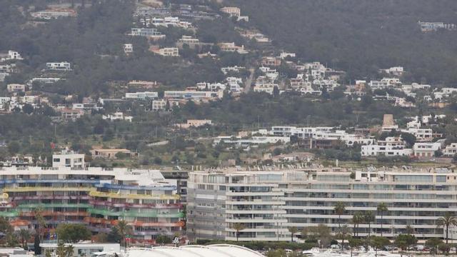 Zona urbana del puerto de Eivissa y viviendas en la montaña en Santa Eulària. | J.A. RIERA