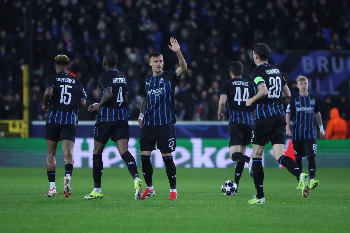 Aleksandar Stankovic, del Brujas (centro), celebra después de que Raphael Onyedika (izquierda) anotara el primer gol de su equipo durante el partido de ida de los playoffs de la Liga de Campeones entre el Brujas y el Atlético de Madrid Aleksandar Stankovic, del Brujas (centro), celebra después de que Raphael Onyedika (izquierda) anotara el primer gol de su equipo durante el partido de ida de los playoffs de la Liga de Campeones entre el Brujas y el Atlético de Madrid