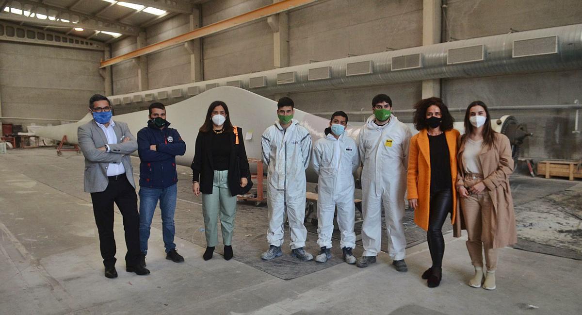 Responsables de la Mancomunidade y Galventus junto a tres de los alumnos que se han incorporado a la empresa.