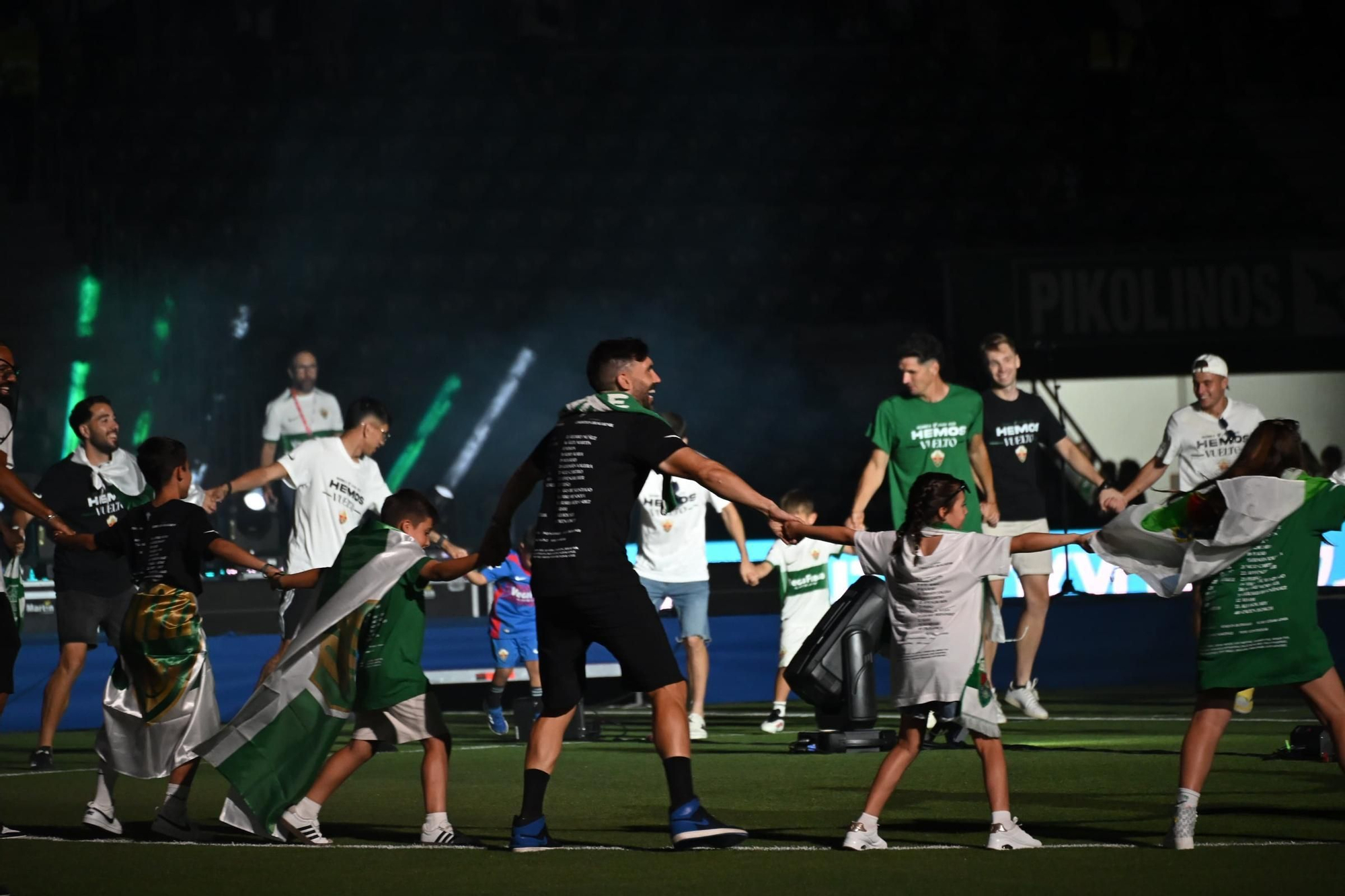 El Elche CF celebra el ascenso a Primera en el Martínez Valero
