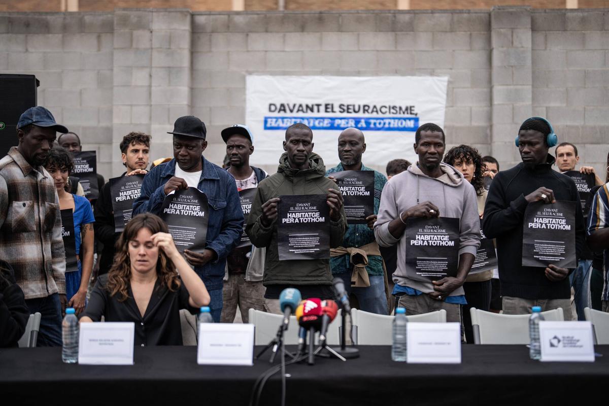 Мигранты в Бадалоне требуют жилье перед угрозой выселения