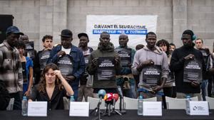 Rueda de prensa de los ocupantes del antiguo instituto B9 de Badalona