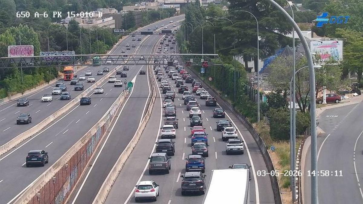 Tráfico lento en los accesos a Madrid tras el puente del 1 de mayo.