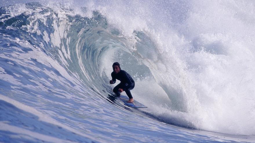 Los cursos de verano de la Universidad de Oviedo llegan a Rodiles con clases de surf