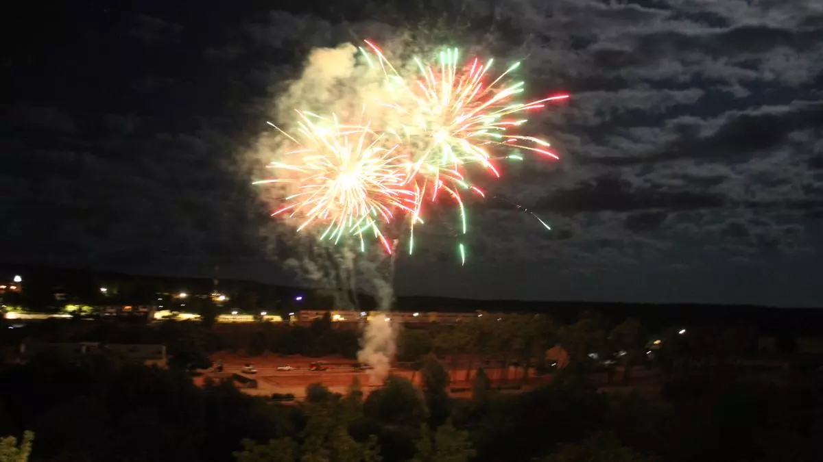 Fuegos en el cielo para despedir Las Victorias en Puebla de Sanabria