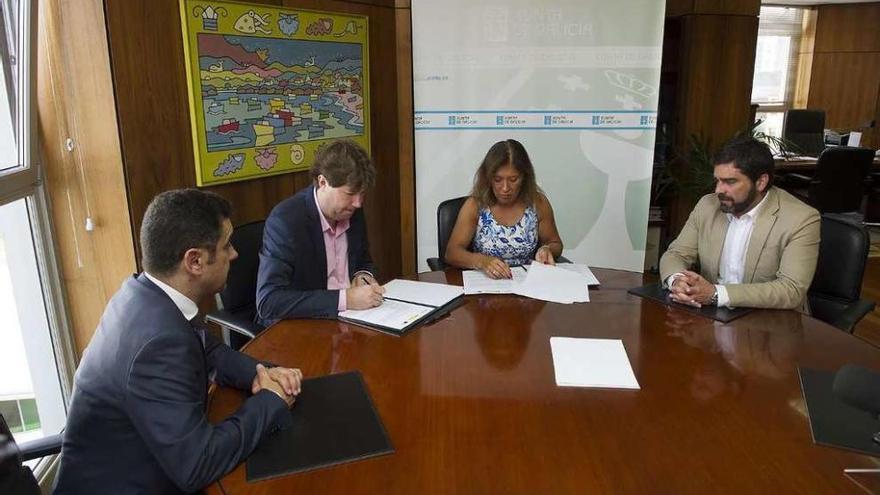 El alcalde de Arteixo y la conselleira de Medio Ambiente (en el centro) ayer durante la firma del convenio.