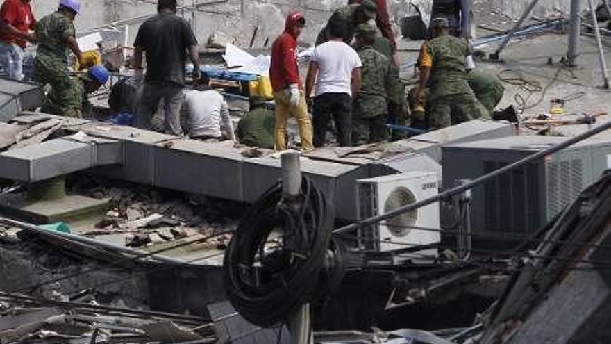 Voluntarios en tareas de rescate. q. domínguez / efe