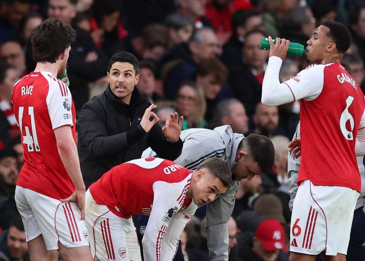 LONDON (United Kingdom), 01/03/2026.- Arsenal manager Mikel Arteta talks to his players during the English Premier League match between Arsenal FC and Chelsea FC in London, Britain, 01 March 2026. (Reino Unido, Londres) EFE/EPA/ANDY RAIN EDITORIAL USE ONLY. No use with unauthorized audio, video, data, fixture lists, club/league logos, 'live' services or NFTs. Online in-match use limited to 120 images, no video emulation. No use in betting, games or single club/league/player publications. EDITORIAL USE ONLY. No use with unauthorized audio, video, data, fixture lists, club/league logos, 'live' services or NFTs. Online in-match use limited to 120 images, no video emulation. No use in betting, games or single club/league/player publications