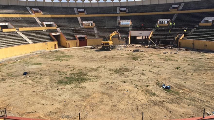 Operarios trabajan en la zona en la que se instalará el escenario del Marbella Arena.