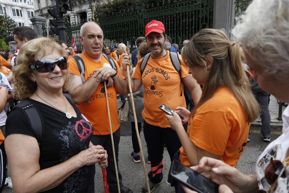 Los trabajadores de Vesuvius marchan a pie desde la fábrica de Riaño hasta la Junta