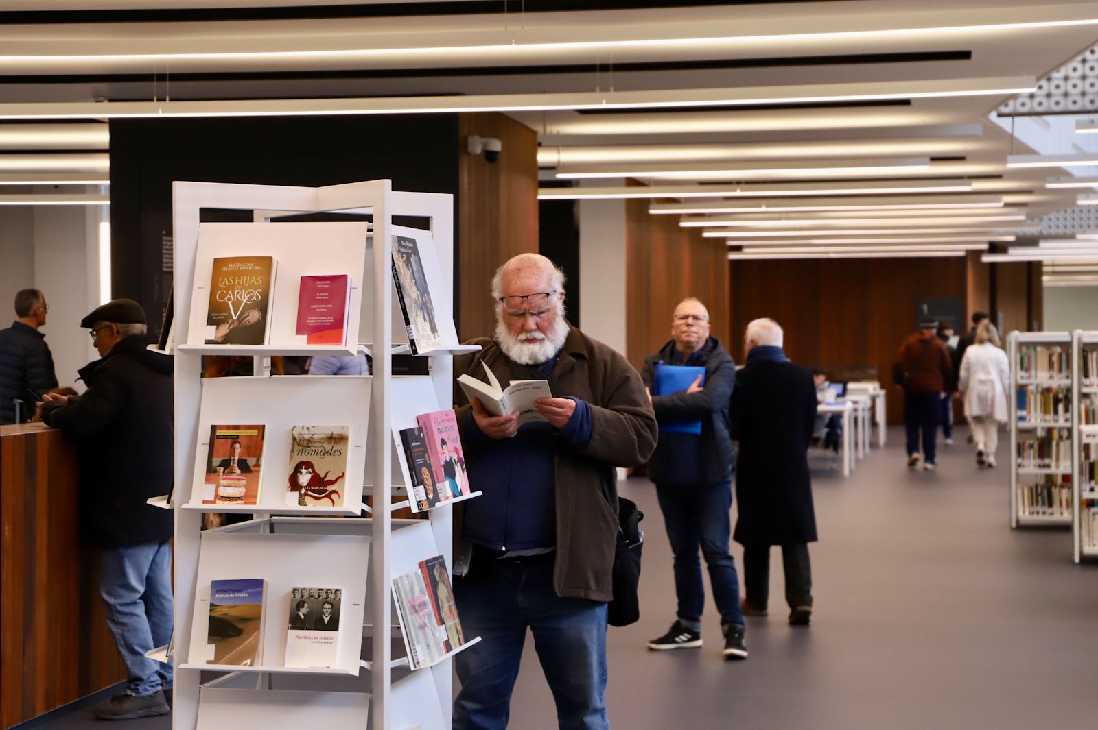 El primer día de la apertura de la Biblioteca Grupo Cántico, en imágenes