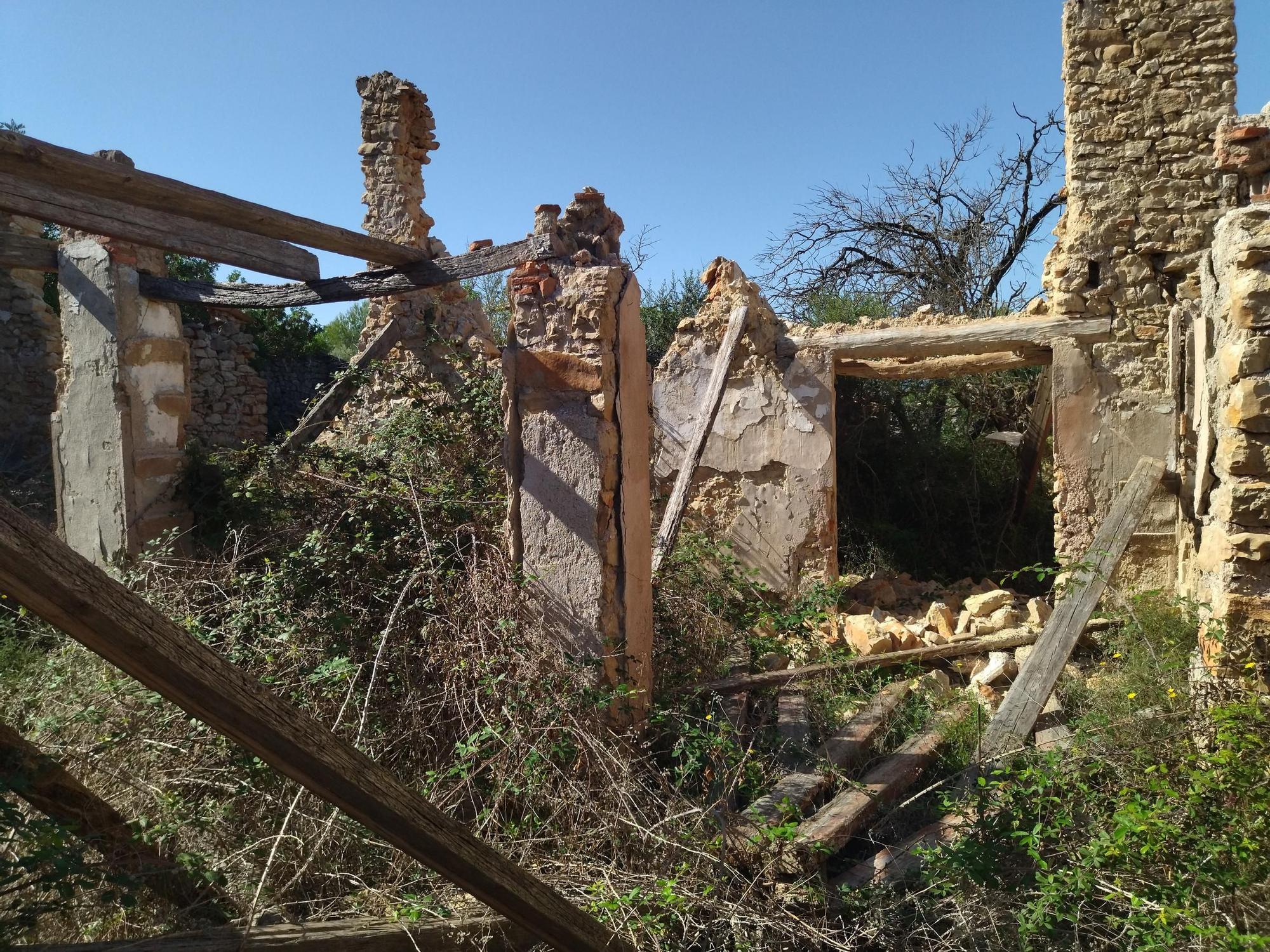 Las sorprendentes mesas de piedra y la masía en ruina del siglo XIX