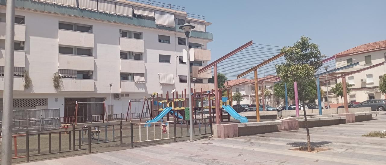 Parque infantil de la plaza de la Biznaga el día del terral, con los ‘tendederos’ en primer plano.