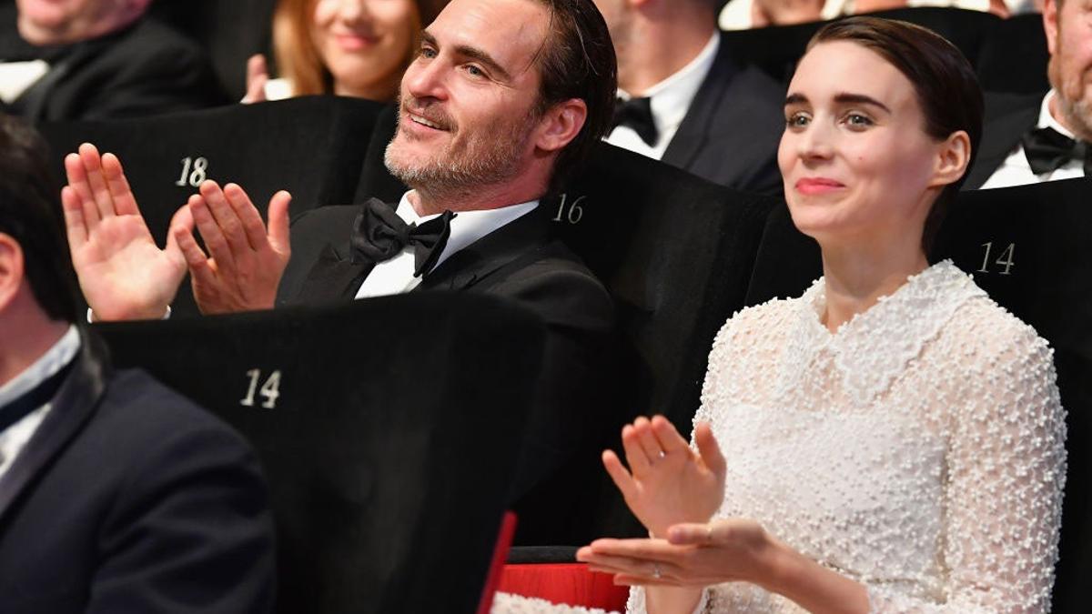 Joaquin Phoenix y Rooney Mara confirman el nacimiento de su hijo dos meses después