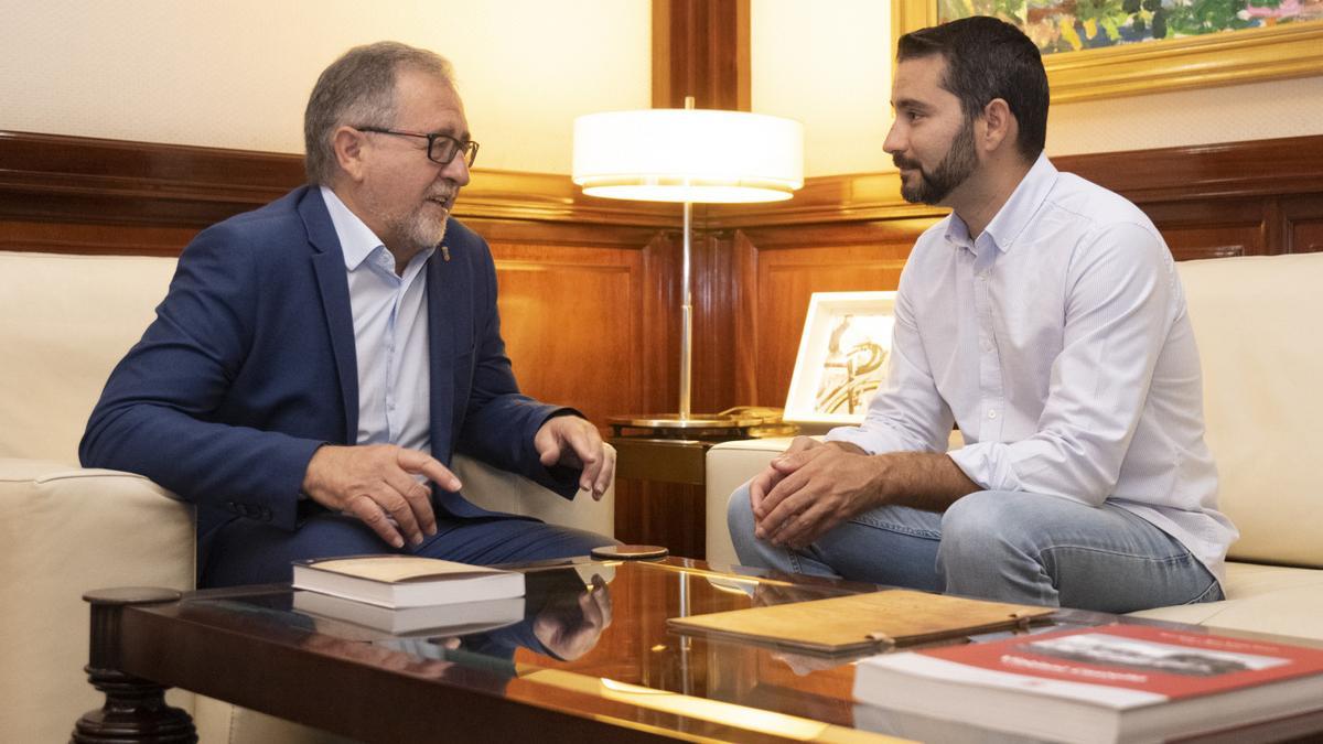 El presidente de la Diputación, José Martí, reunido el alcalde de l&#039;Alcora, Samuel Falomir.