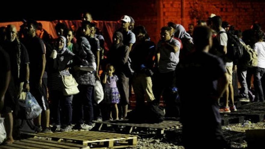 Unos 2000 inmigrantes pasan al día por la frontera de Macedonia